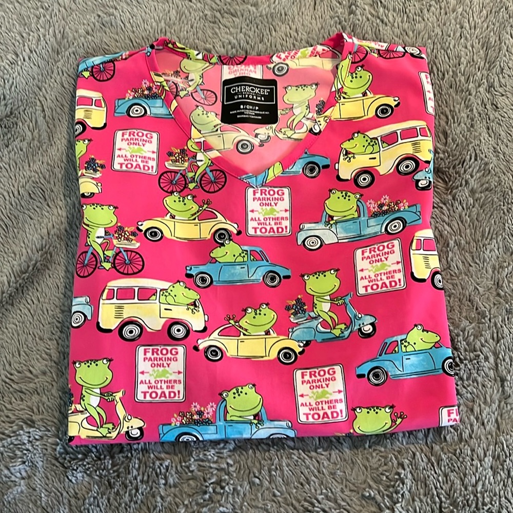 Cherokee Scrub Top “Frog Parking”‎ Size Small